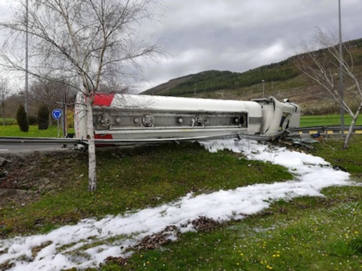 Imagen del camión cisterna que volcó en la una de las rotondas de la Ronda Norte. (GOBIERNO DE NAFARROA)