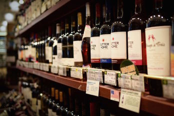 Vinos de EEUU en un supermercado de Pekín. China ha impuesto aranceles a más de 100 productos estadounidenses. (Wang ZHAO/AFP)