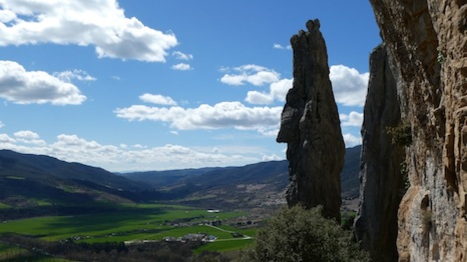 Espectacular silueta que recuerda a un moai, sin duda el monolito más emblemático de la sierra de Sarbil. (Iñaki VIGOR)