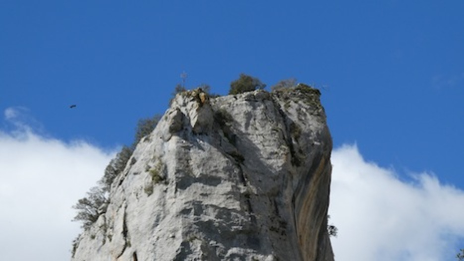 La cruz de los cencerros se vislumbra en lo alto de la Peña del Cantero. (Iñaki VIGOR)