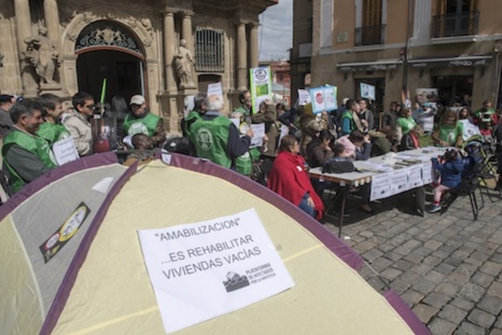 Protesta de la PAH en la plaza Consistorial de Iruñea. (Gorka RUBIO/FOKU)