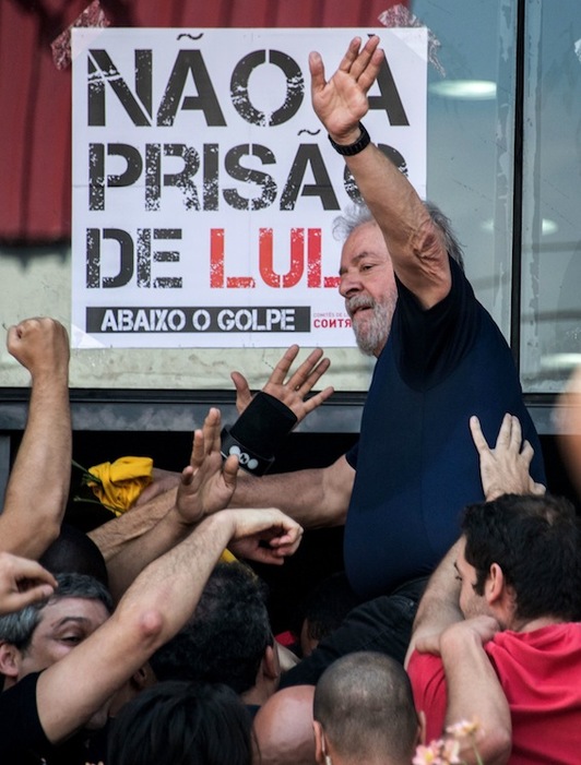 Lula, aclamado, ha sido llevado a hombros por sus seguidores. (N. ALMEIDA/AFP)