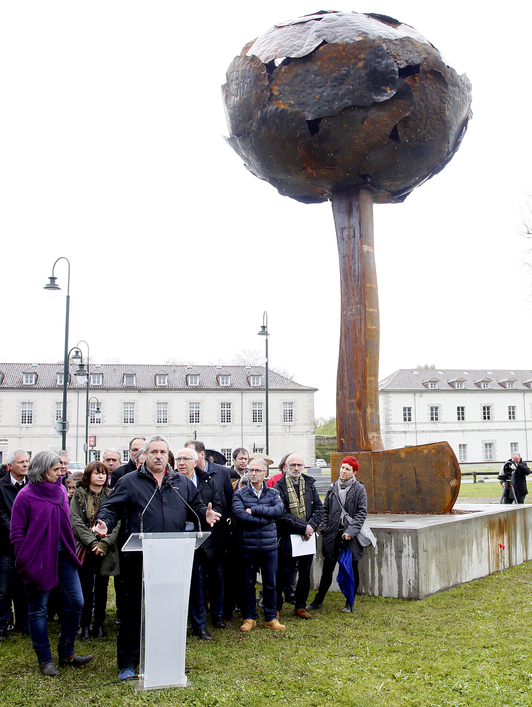 Koldobika Jauregi, azalpenak ematen bere eskulturaren inaugurazioan. (Bob EDME)