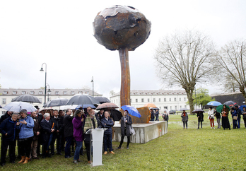 Koldobika Jauregi, azalpenak ematen bere eskulturaren inaugurazioan. (Bob EDME)