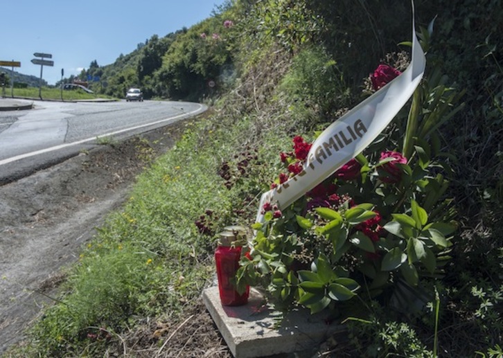 Flores en el lugar en que fue hallado el cuerpo de Leire Rodríguez. (Monika DEL VALLE/FOKU)