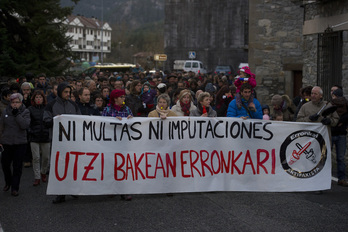 Movilización en Erronkari tras la imputación de varias personas por evitar un acto fascista. (Iñigo URIZ / FOKU)