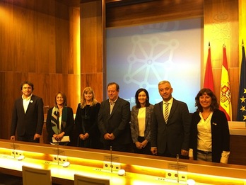 La consejera Ollo y Mikel Arregi, con los responsables de las otras cinco delegaciones. (GOBIERNO DE NAFARROA)