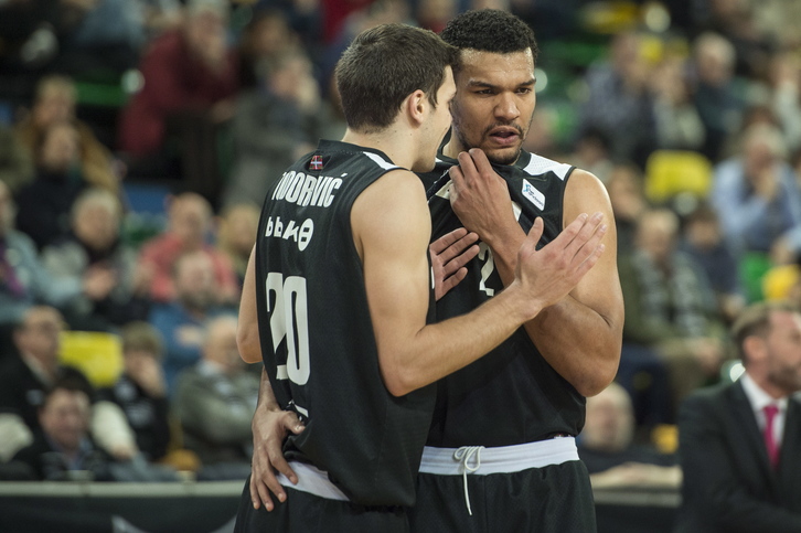 Bilbao Basket no podrá contar con Todorovic, que en la imagen habla con Thomas. (Monika DEL VALLE / ARGAZKI PRESS)