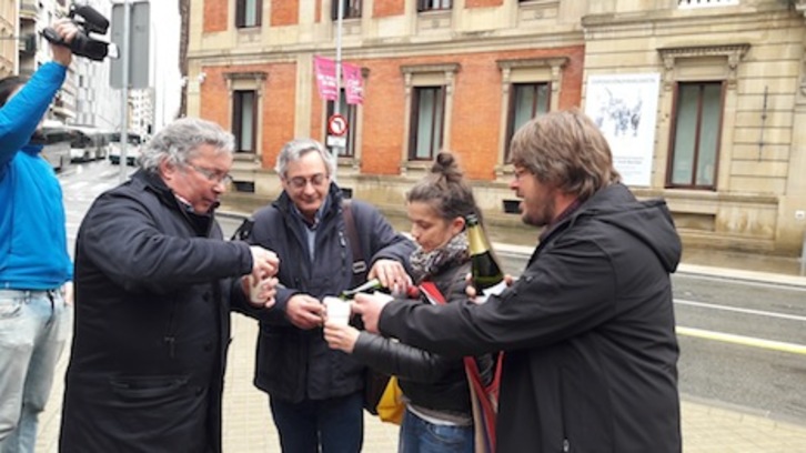 Representantes sindicales de CCOO, ELA y LAB celebran con champán la aprobación de la Ley de Contratos Públicos. (LAB)