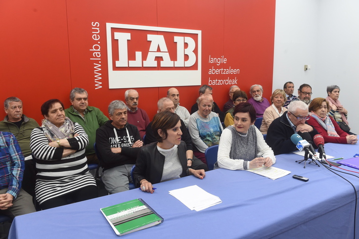 La secretaria general de LAB, Garbiñe Aranburu, acompañada por integrantes del Área de Mayores y Pensionistas del sindicato. (FOKU)