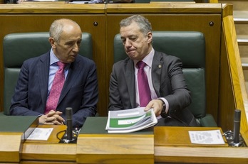 El lehendakari Urkullu, junto a Josu Erkoreka, durante el pleno de ayer. (Juanan RUIZ/FOKU)