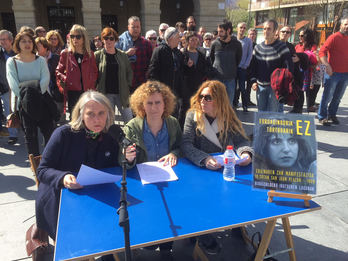 Amigos y amigas de Iratxe Sorzabal, en rueda de prensa. (NAIZ.EUS)