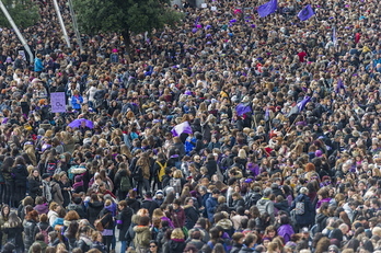 Milaka emakume atera ziren kalera Gasteizen martxoaren 8an. (Juanan RUIZ/FOKU)