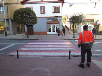 Paso de peatones de Noain en el que ha tenido lugar el atropello. (POLICIA FORAL)