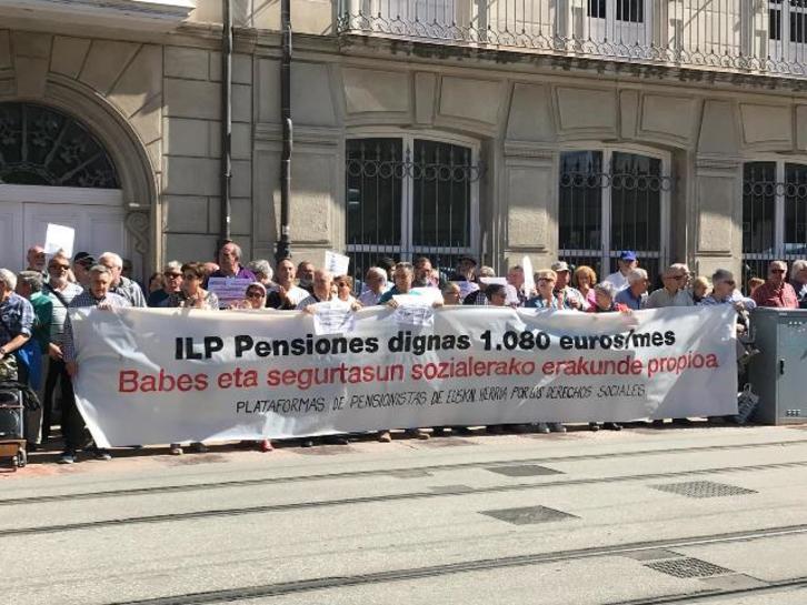 Pensionistas concentrados ante la sede del Parlamento de Gasteiz. (@ehbildu_legebil)