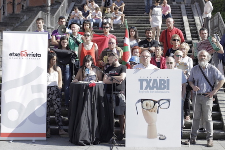 La presentación de Etxebarrieta Memoria Elkartea ha tenido lugar en las escaleras de Mallona, en Bilbo. (Aritz LOIOLA/AFP)