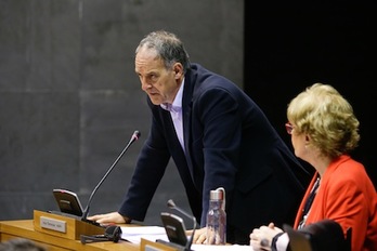 Adolfo Araiz, en el pleno de la Cámara. (PARLAMENTO DE NAFARROA)