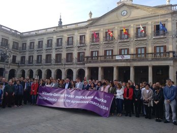 Concentración en la Plaza Nueva de la capital alavesa para denunciar el doble crimen machista. (@ehbilduaraba)