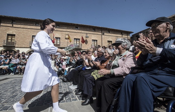 La joven que ha interpretado a Maravillas y Josefina Lamberto, al final del acto. (Jagoba MANTEROLA / FOKU)