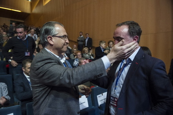 Maya abraza a Javier Esparza. (Jagoba MANTEROLA/FOKU)