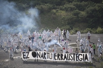 Erraustegiaren aurkako protesta bat, iazko maiatzean, azpiegitura eraikitzen ari diren lursailean. (Juan Carlos RUIZ/FOKU)