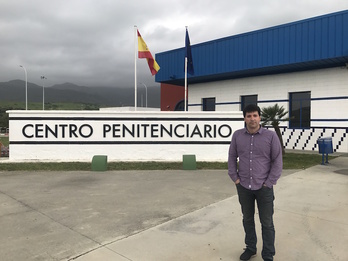 Julen Mendoza, alcalde de Errenteria, a las puertas de la prisión de Algeciras.