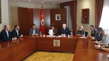 La consejera Beaumont y el alcalde de Uharte, Alfredo Arruiz, presiden la reunión previa a la firma del Convenio. (GOBIERNO DE NAFARROA)