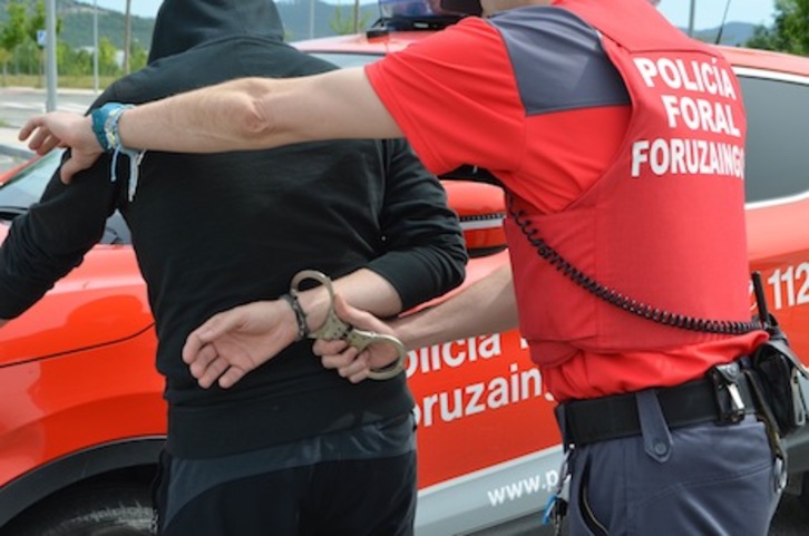 Un agente de Policía Foral realiza una detención. (POLICÍA FORAL)