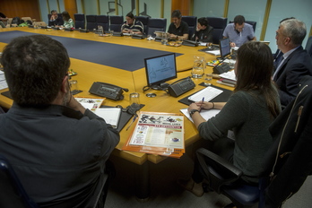 Comparecencia de Eleak, Hala Bedi y Stop Desahucios en la Cámara de Gasteiz. (Juanan RUIZ / FOKU)