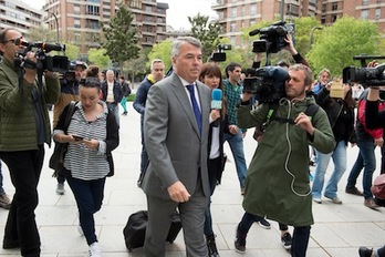 El abogado de varios de los acusados, Agustín Martínez Becerra, llega a la Audiencia de Nafarroa para escuchar el fallo. (Iñigo URIZ/ARGAZKI PRESS)