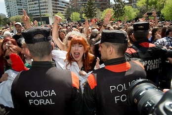 Imagen elocuente de la indignación de las personas concentradas ante la Audiencia. (Iñigo URIZ/ARGAZKI PRESS)