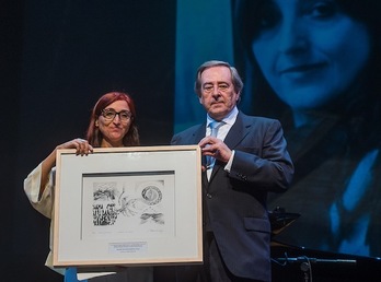 Helena Maleno, junto al alcalde de Gernika. (Luis JAUREGIALTZO/FOKU)