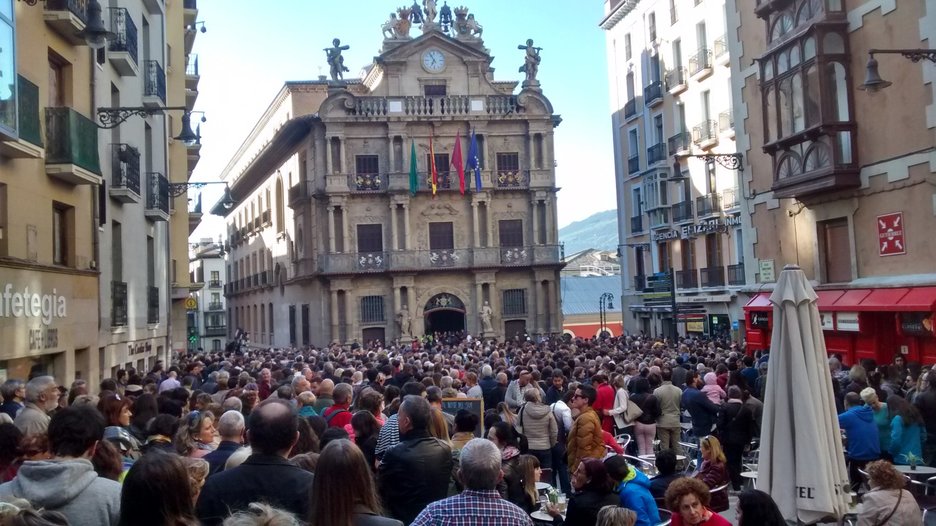 Concentración ante el Ayuntamiento de Iruñea.
