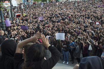 Concentración ante el Ayuntamiento de Bilbo. (Monika DEL VALLE / FOKU)