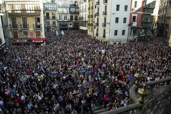 Concentración de protesta en Iruñea por la sentencia contra ‘la Manada’. (Iñigo URIZ/FOKU)