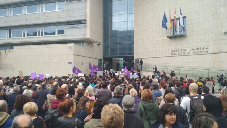 Protesta ante el juzgado de Donostia. (@DSSEmakumeenEtx)