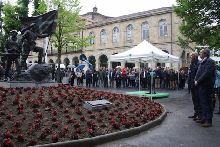 Acto de inauguración de la escultura. (@AytGernika)