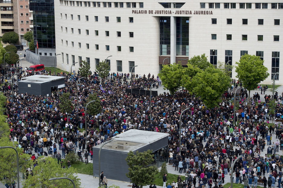 La marcha ha arrancado ante el Palacio de Justicia. (Iñigo URIZ / FOKU)