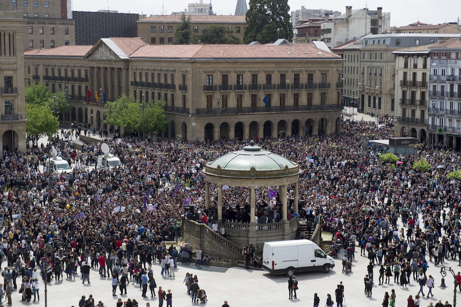 La plaza del Castillo, con miles de personas en el acto final. (Iñigo URIZ / FOKU)