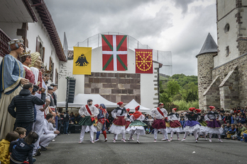 Dantzak, musikak eta, finean, bestak hartu du Baigorri. (Isabelle MIQUELESTORENA/FOKU)