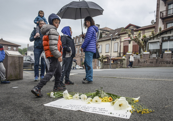 Flores recuerdan a la mujer fallecida en el lugar en el que fue atropellada. (Isabelle MIQUELESTORENA)