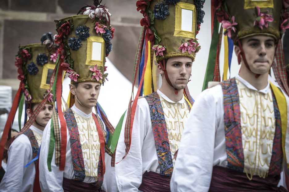 Des danseurs, panpas sur la tête à la place de Baigorri. © Isabelle Miquelestorena
