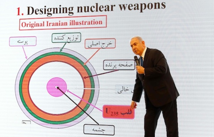 El primer ministro israelí, Benjamin Netanyahu, mostrando recientemente sus «pruebas» contra Irán. (Jack GUEZ/AFP)