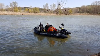 Los bomberos de Nafarroa, en las labores de rescate del cuerpo en el río Ebro. (BOMBEROS NAFARROA)