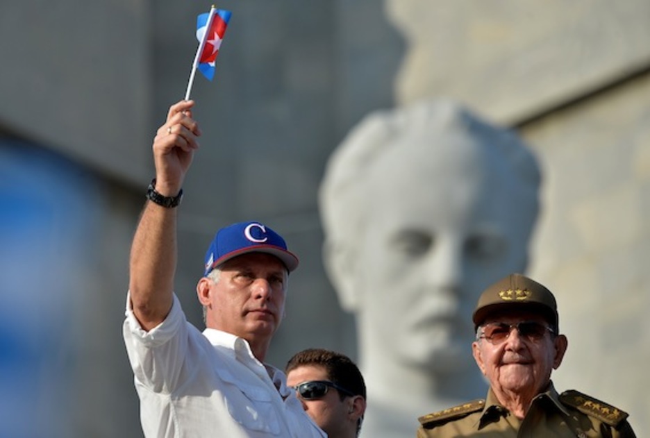 Kubako presidente berria, Miguel Díaz-Canel, eta Raul Castro, Habanan. (Yamil LAGE/AFP)