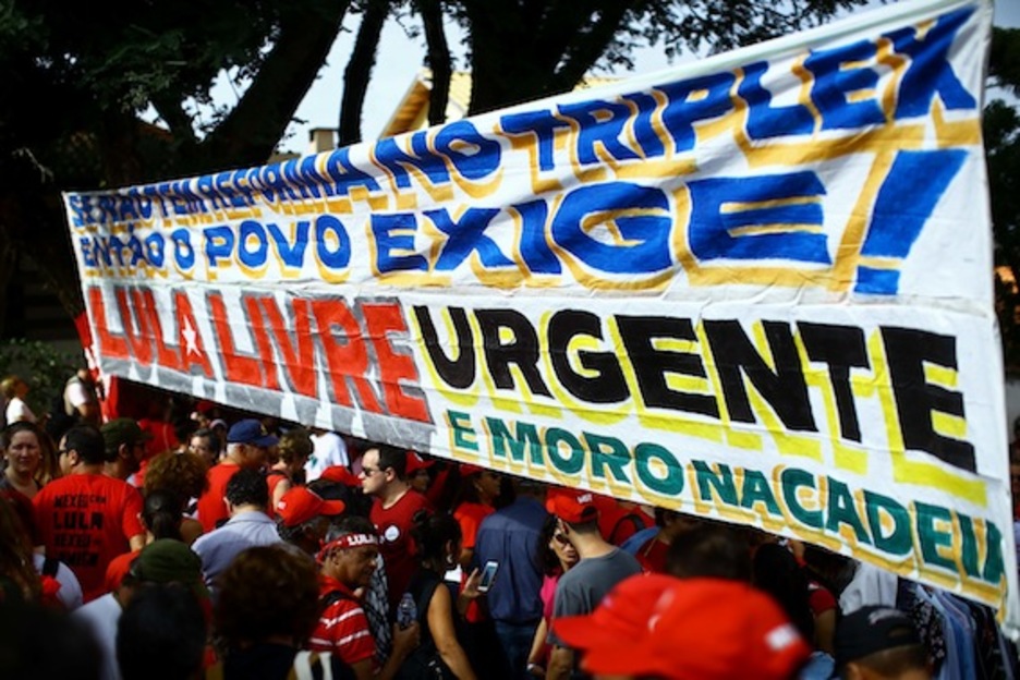 Preso dagoen Lula da Silva gogoan, Curitiban, Brasilen. (Heuler ANDREY/AFP)