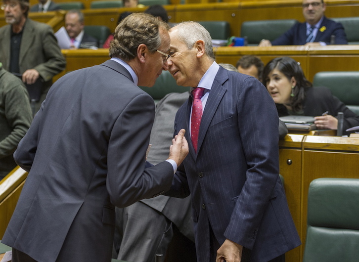 Alfonso Alonso charla con el jeltzale Josu Erkoreka en la Cámara de Gasteiz. (Juanan RUIZ / ARGAZKI PRESS)