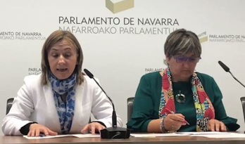 Esther Korres y Marisa de Simón, en la presentación de la propuesta sobre las horas de la asignatura de religión. (EH BILDU)