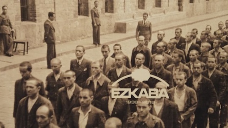 Prisioneros en el fuerte de Ezkaba, vigilados por militares franquistas.