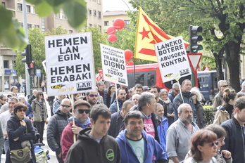 Carteles por el empleo en la manifestación del pasado 1 de mayo en Iruñea. (Idoia ZABALETA / FOKU)